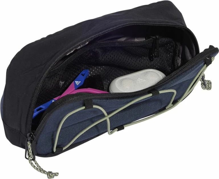 Çantë beli adidas, e zezë dhe blu e errët Çantë beli adidas, e zezë dhe blu e errët