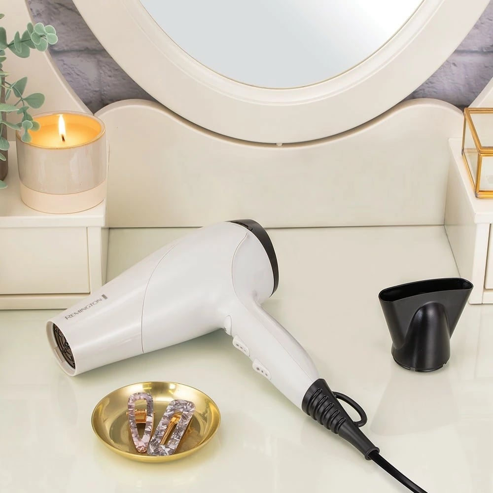 Tharëse flokësh Remington D3194, 2200 W, jonizim, e bardhë, me koncentrator dhe difuzor