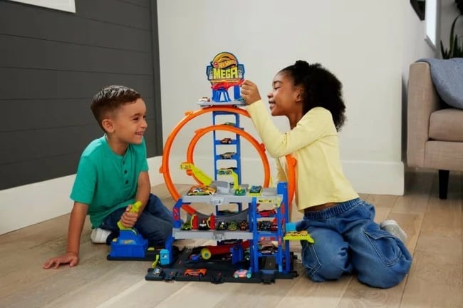 Set garazh lodër Hot Wheels City Mega Garage Gigaploop me helikopter dhe makinë, shumëngjyrësh
