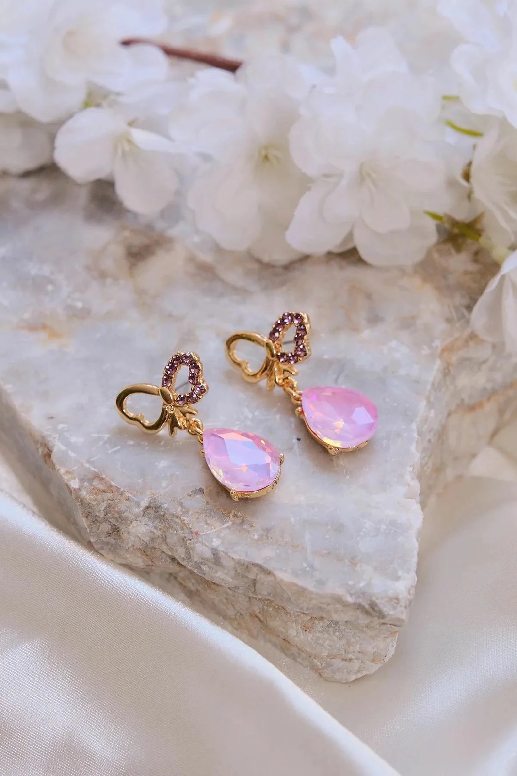 Vathë elegant prej bronzi, ngjyrë ari, me gur zirkoni dhe varëse rozë, Jumeon