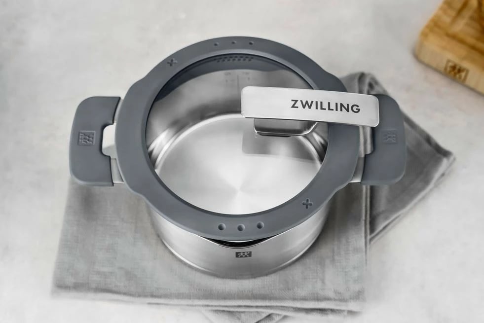 Set tenxheresh Zwilling Simplify 5 copë, çelik inox, kapakë me sitë, inox Set tenxheresh Zwilling Simplify 5 copë, çelik inox, kapakë me sitë, inox