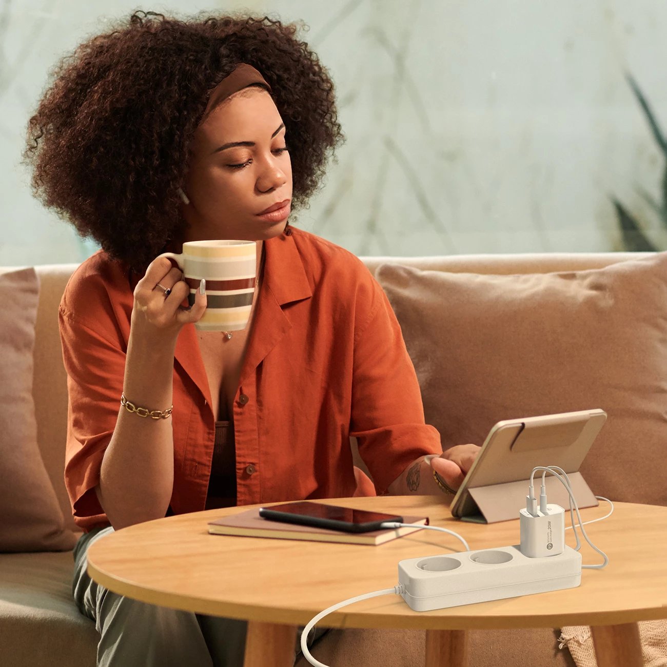Karikues muri Hurtel A6MaxL, 20W, 2 porta USB-A/USB-C, me kabllo USB-C - USB-C 1m, Bardhë