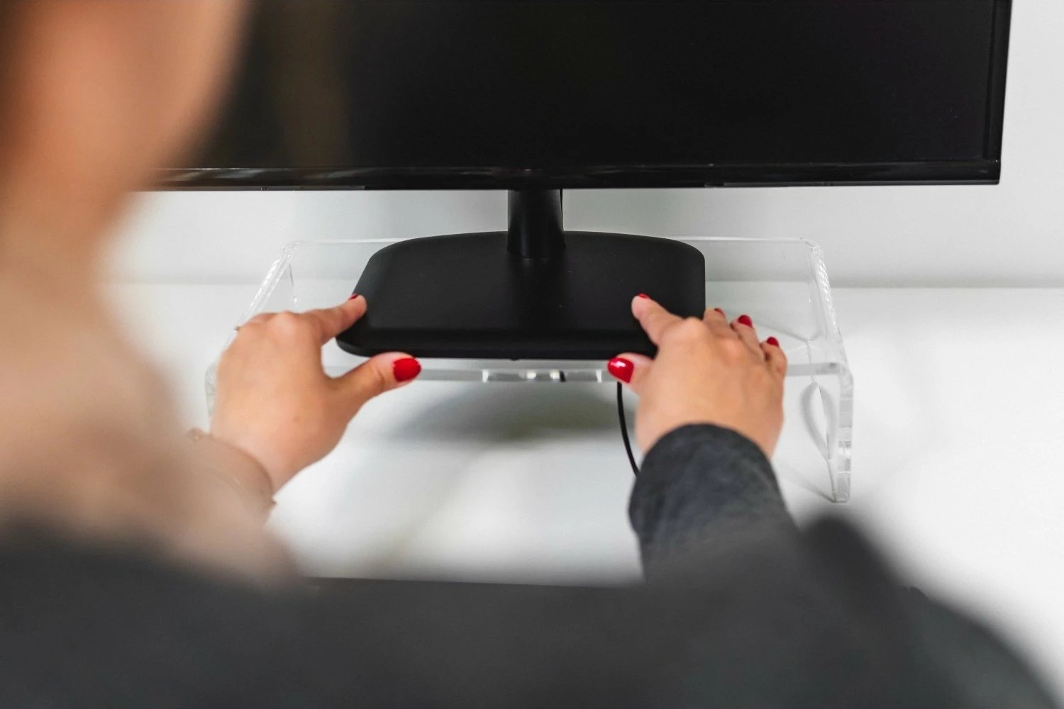 Stendë monitori BakkerElkhuizen Q-riser 90, transparent, për monitor 10-30 inç Stendë monitori BakkerElkhuizen Q-riser 90, transparent, për monitor 10-30 inç