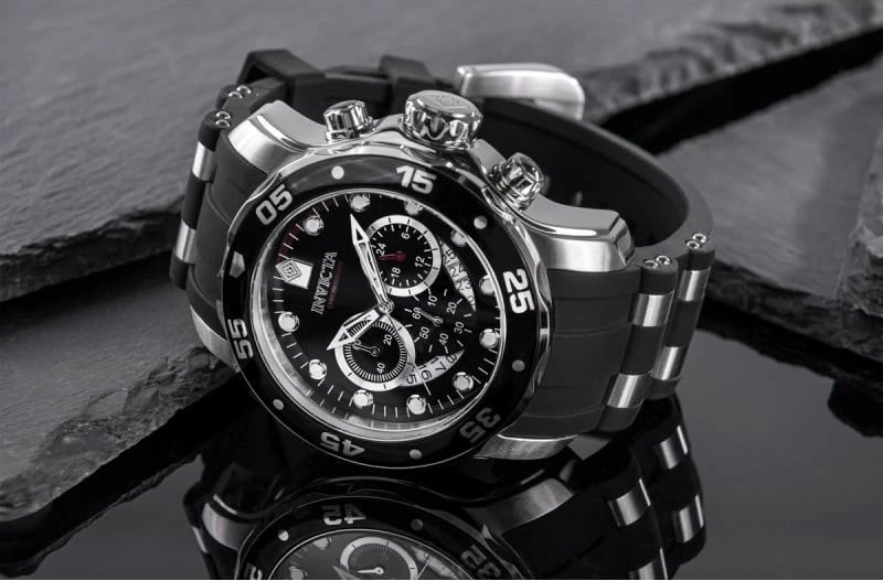 Orë dore për meshkuj Invicta, e zezë