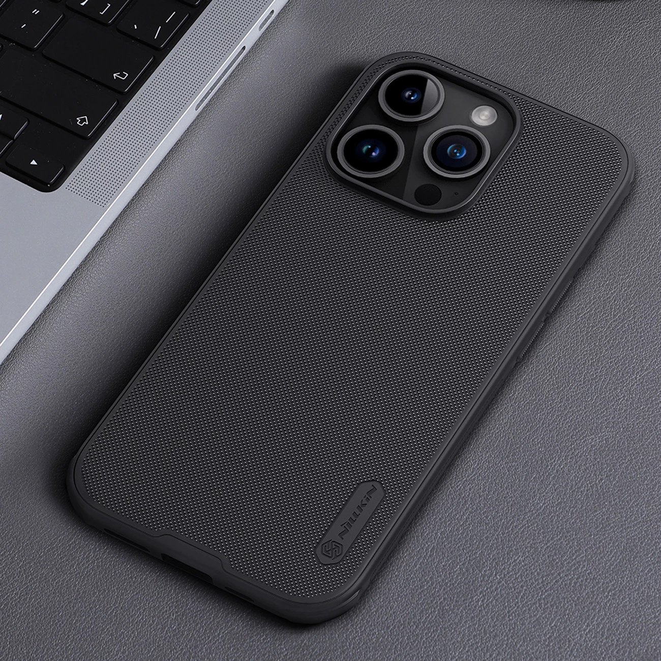 Mbështjellës Nillkin Super Frosted Shield Pro Magnetic për iPhone 15 Pro Max, i zi