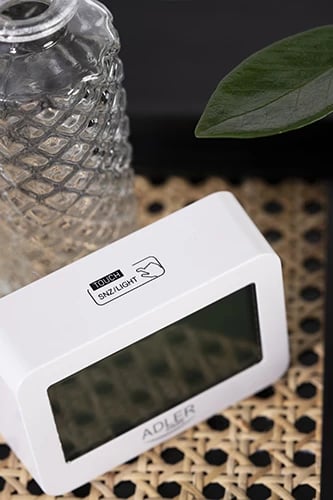 Alarm me bateri, Adler AD 1196, ekran LCD me ndriçim, 3 alarme, shfaqje temperaturë e lagështi, i bardhë