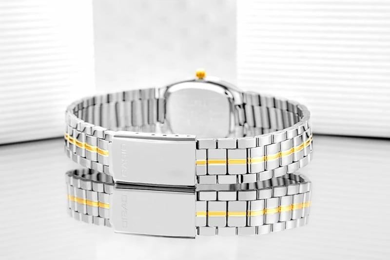 Orë dore për femra CASIO, argjend e ar