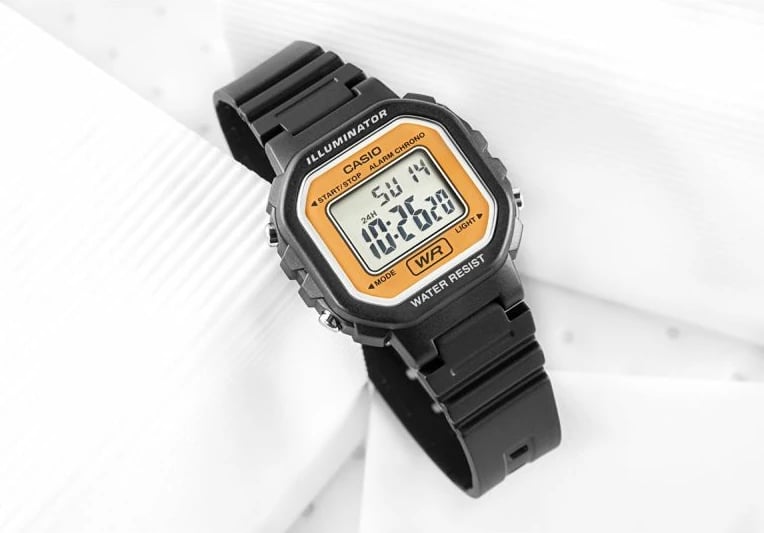 Orë dore digjitale për femra Casio, e zezë