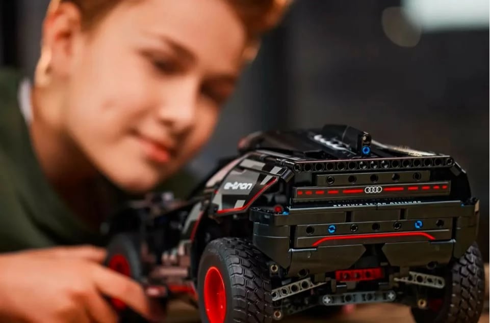 Set ndërtimi LEGO Technic Audi RS Q e-tron 42160, 914 pjesë, i zi