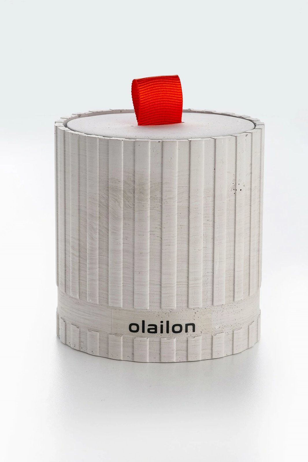 Qiri dekorativ prej betoni, ngjyrë gri, me shirit të kuq, Evila Originals, 8x8.5cm