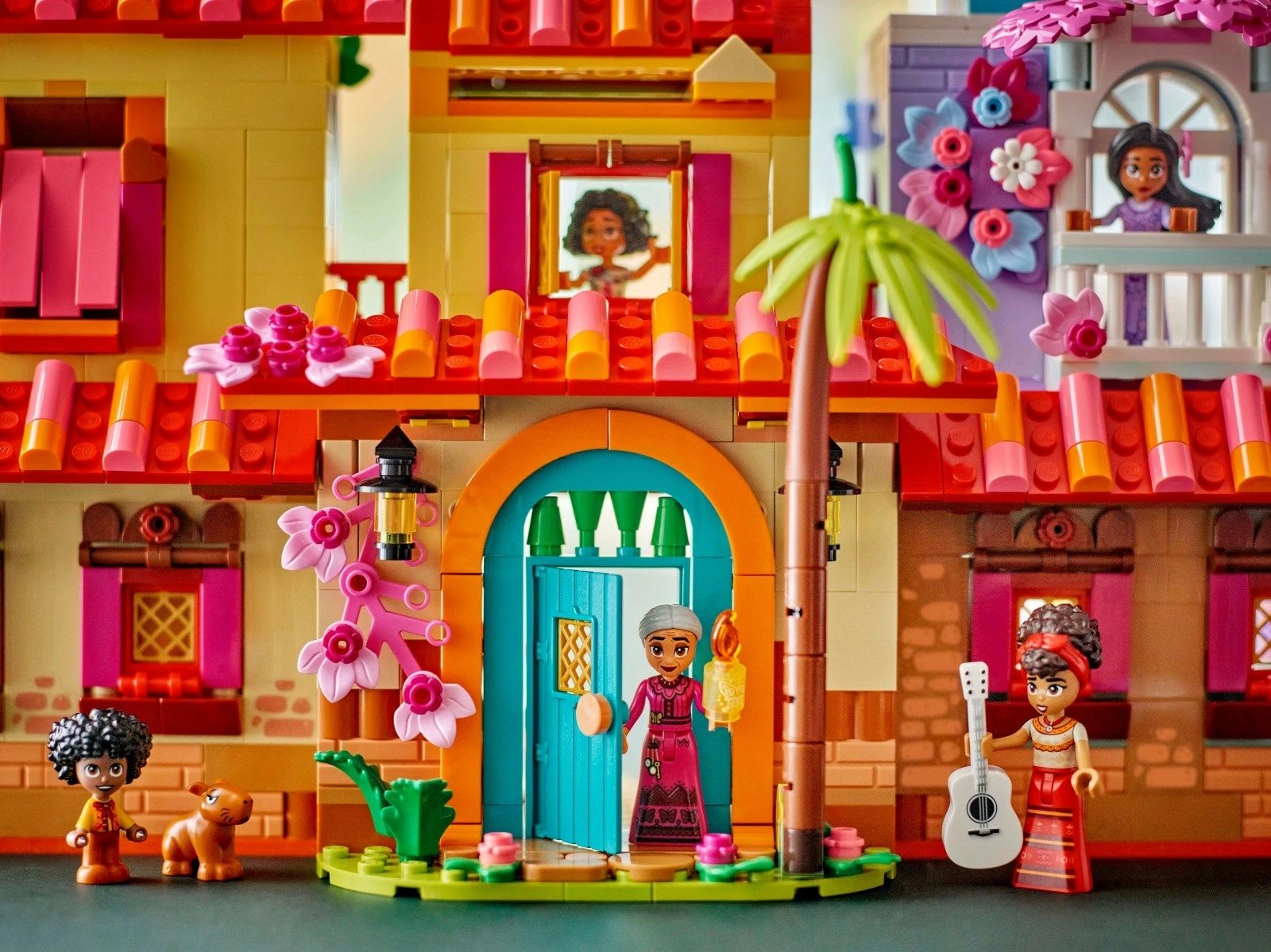 Set LEGO Disney Magical House of the Madrigals 43245, 1560 pjesë, shumëngjyrësh