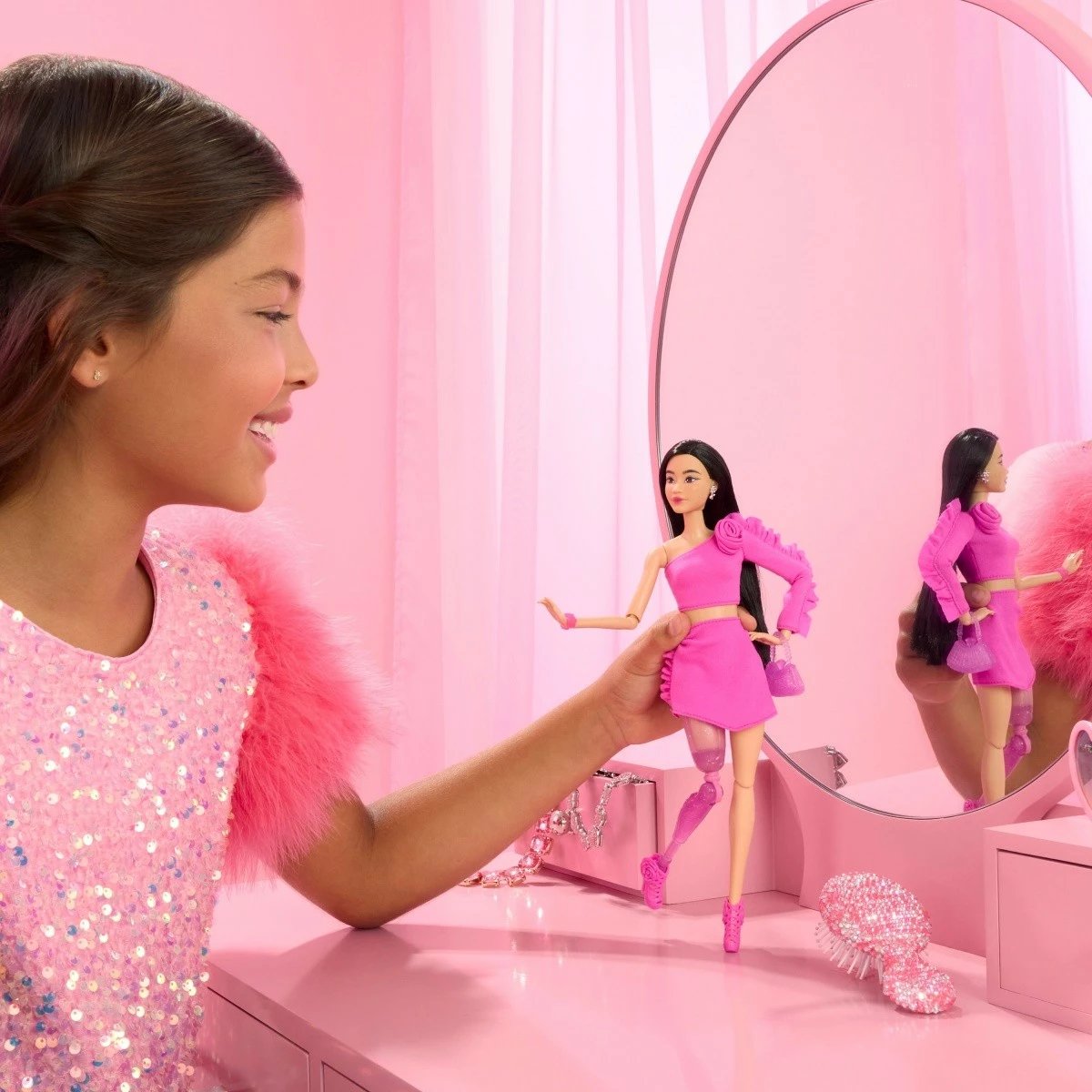 Kukull Barbie Mattel Deluxe Style HYV26 me protezë këmbë, rozë