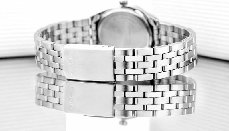 Orë dore për femra CASIO, argjendi