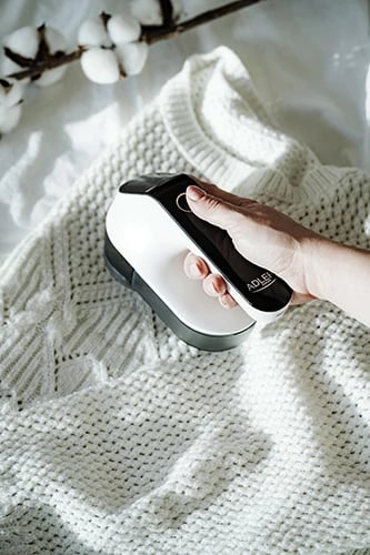 Heqës pushash Adler AD 9618, LCD, 3 shpejtësi, bateri 2000mAh, kokë 6.5 cm, USB-C, bardhë-e zezë