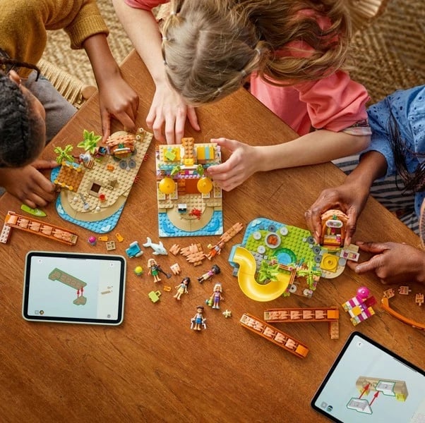 Set LEGO Friends 42673 Family Vacation at the Beach, 1140 pjesë