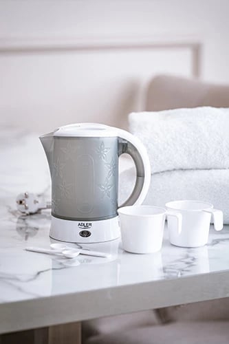 Çajnik elektrik, Adler, AD 1268, 0.6 L, plastikë, 900W, udhëtim, i bardhë-gri, set me 2 gota e 2 lugëza