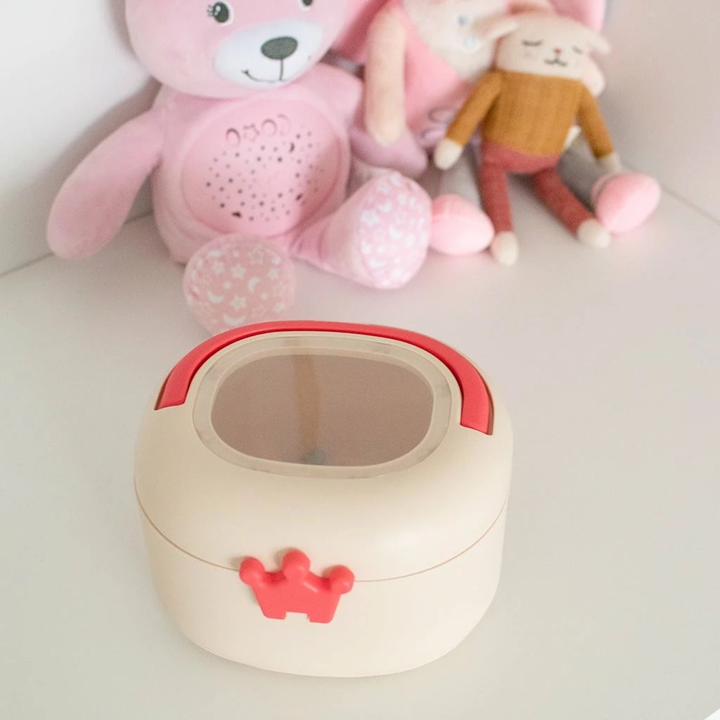 Kuti ruajtëse për lodra gringëlluese dhe kafshues, AKUKU, me dorezë, kapëse në formë kurore, grilë tharëse/sitë, dritare transparente, 20x18x13 cm, e bardhë