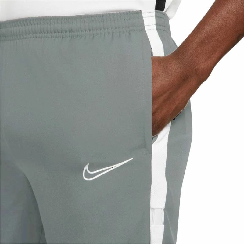 Pantallona sportive Nike për meshkuj, gri
