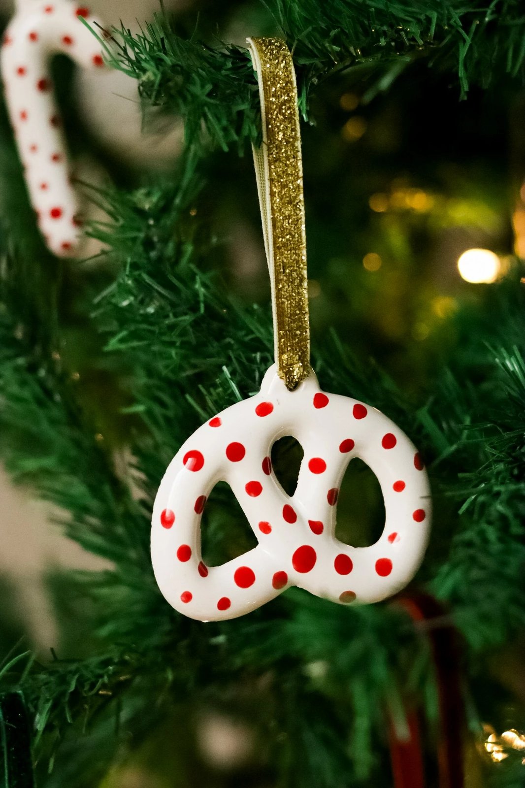 Stoli për pemë të Vitit të Ri, qeramikë, bardhë me të kuqe, Evila Originals, BSY512, 8x7.5cm