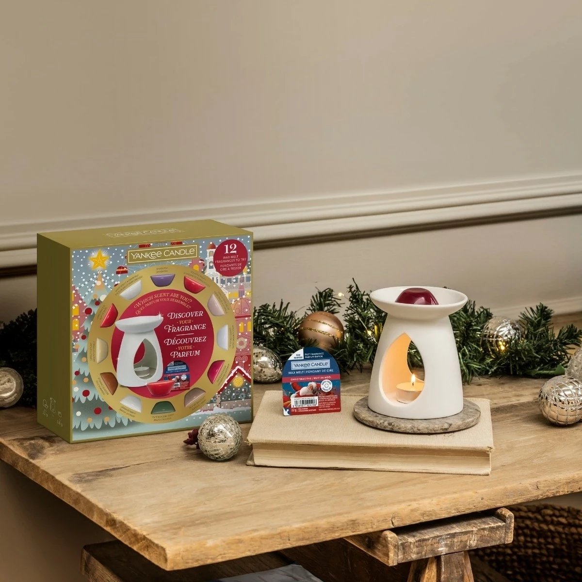 Set Yankee Candle Passport To The Holidays, kominek, 1 tealight, 12 woskë, e bardhë