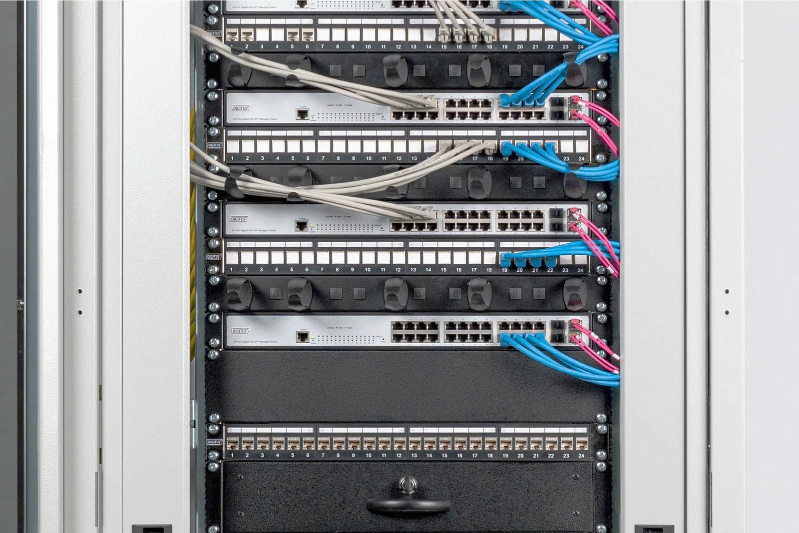 Panel bosh Digitus për kabinet 19 inç, 2U, i zi