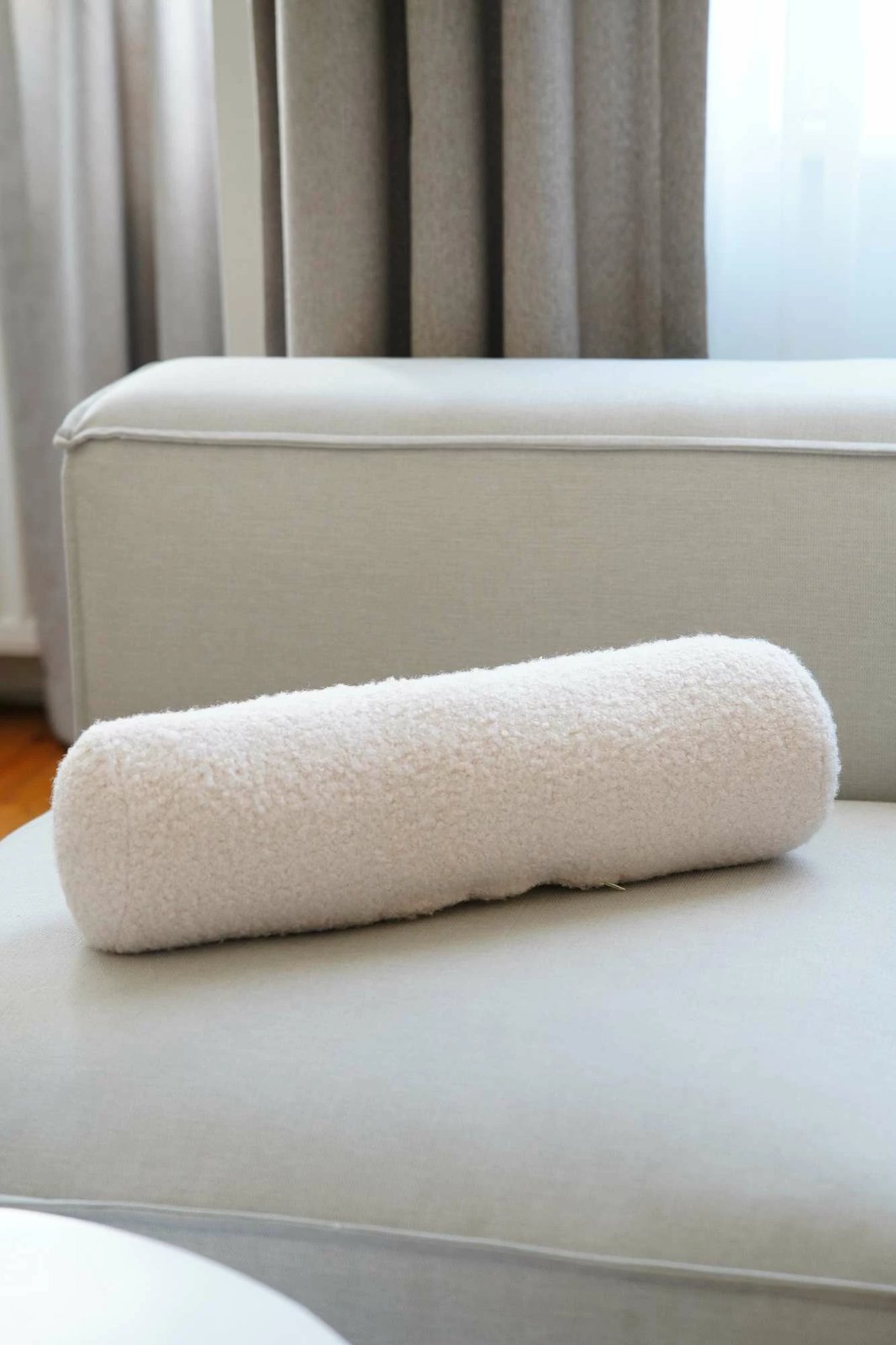 Jastëk cilindrik Evila Originals, teddy, bezhë e çelët