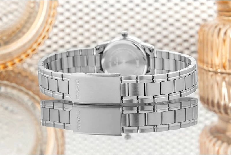 Orë dore për femra CASIO, argjend