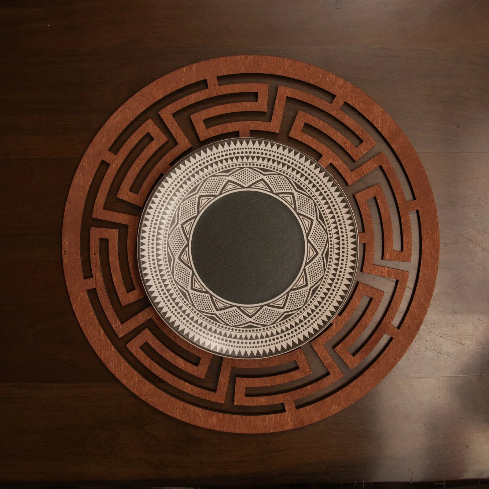 Set nënshtrues tavoline prej druri, 4 copë, Hermia, Labirint, ngjyrë trëndafili