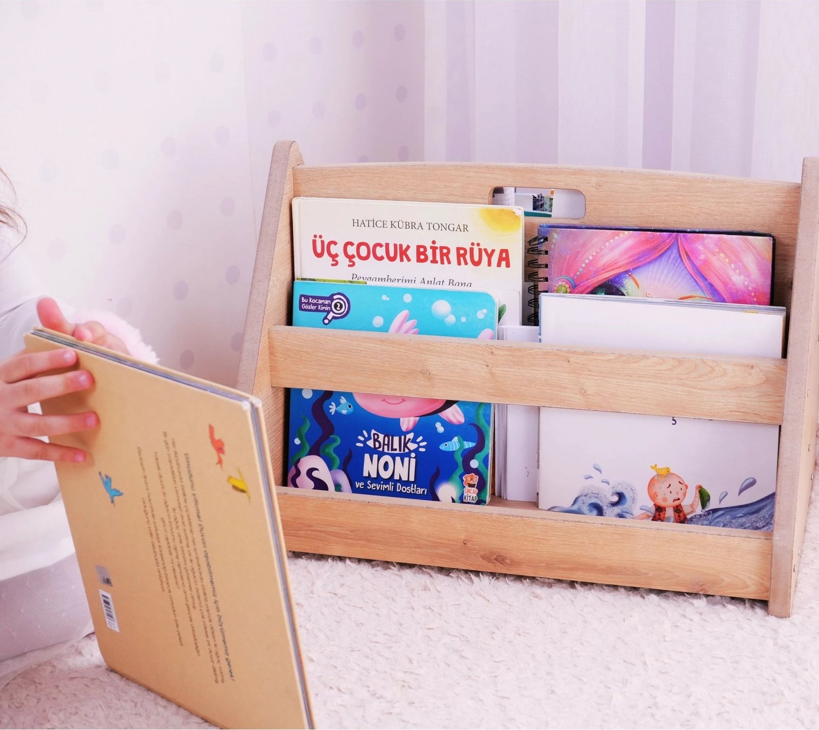 Raft librash Hanah Home, Kucuk Bilge, ngjyrë kafe
