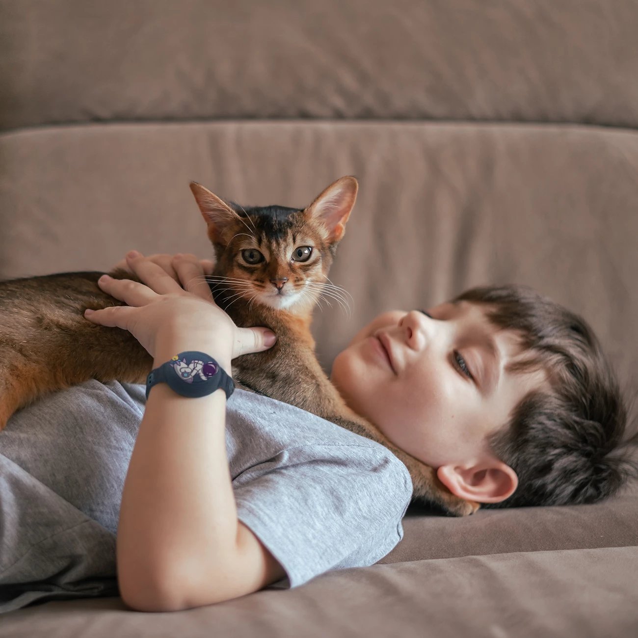 Mbështjellës AirTag me rrip dore silikoni për fëmijë, Hurtel WAT-46GA, kompatibilitet Apple AirTag, i papërshkueshëm nga uji, 23×3.9×1.5 cm, 17.3 g, blu e errët me astronaut