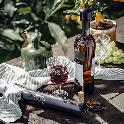 Hapëse verë elektrike, Adler AD 4509, me prerës foljeje dhe tapë mbyllëse, për tapa 20-24 mm, me 4xAA, e zezë, set