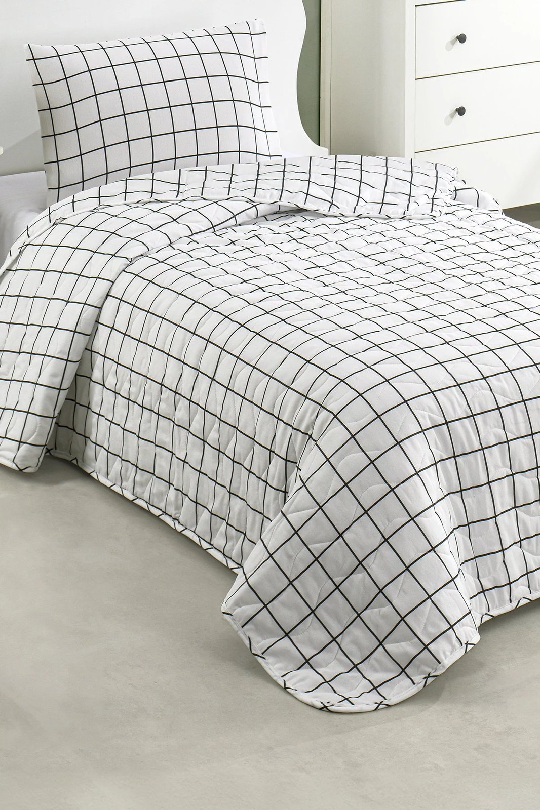 Përparëse për shtrat tek, Artus, e zezë-bardhë