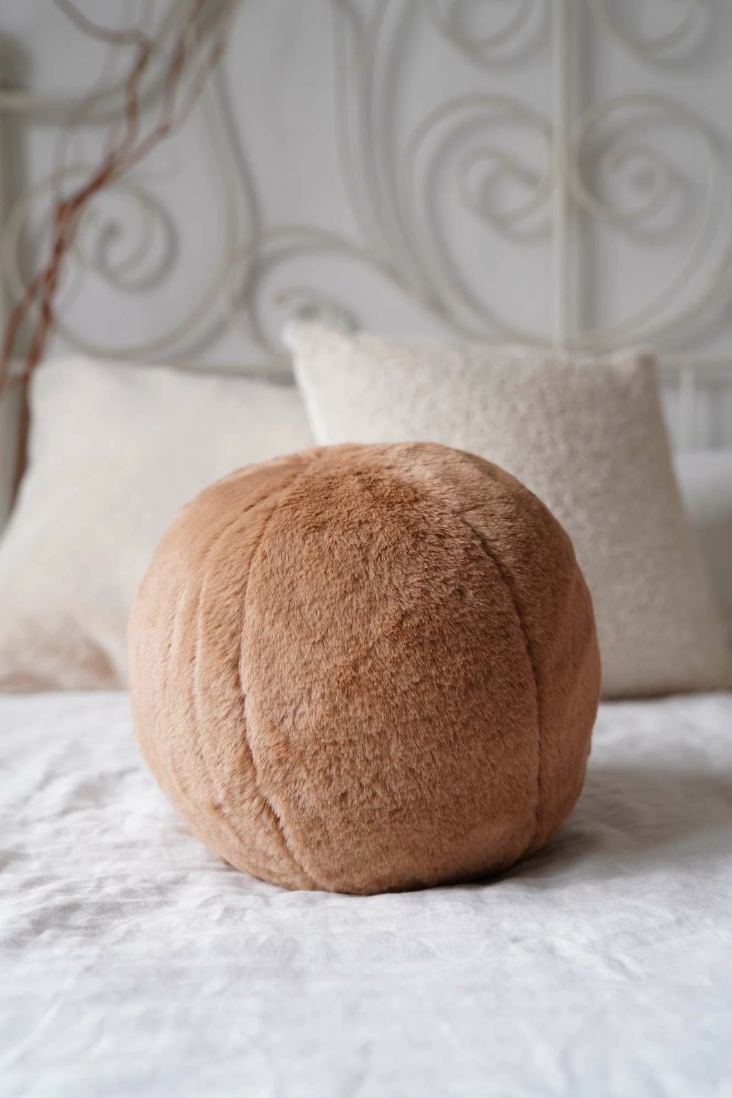 Jastëk pelushi, ngjyrë kafe e çelët, Evila Originals, 25x25x25cm