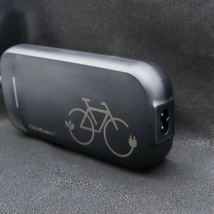 Karikues për biçikletë elektrike, Qoltec, 50762, 42V 2A 84W për bateri 36V Li-ion, prizë Bosch, IP54, me kabllo rryme, i zi