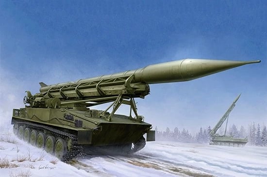 Model plastik Trumpeter Launcher 2P16 me raketë 2k6 Luna, 1:35