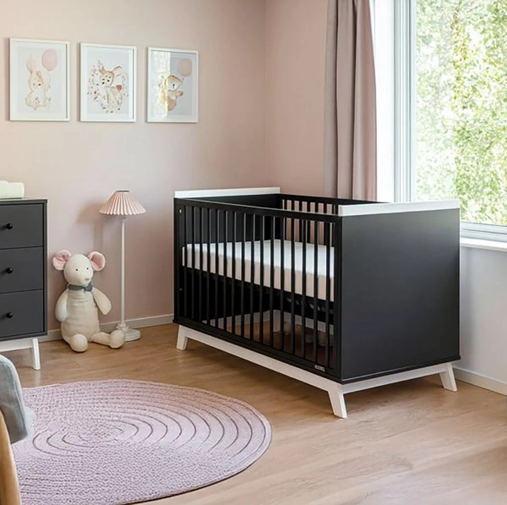 Krevat bebe, New Baby, Marcus 120x60 cm, kornizë pishe, 3 nivele të bazës, barrierë sigurie, funksion divani, grafit/bardhë