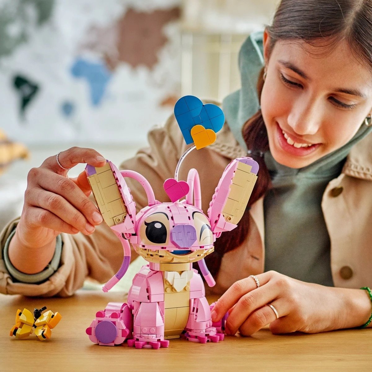 Set LEGO Disney Angel 43257, 784 pjesë, 25 cm, rozë