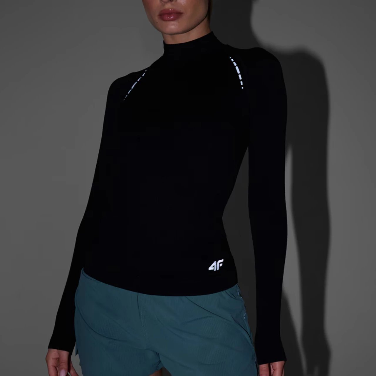 Maicë me mëngë të gjata për femra 4F, e zezë