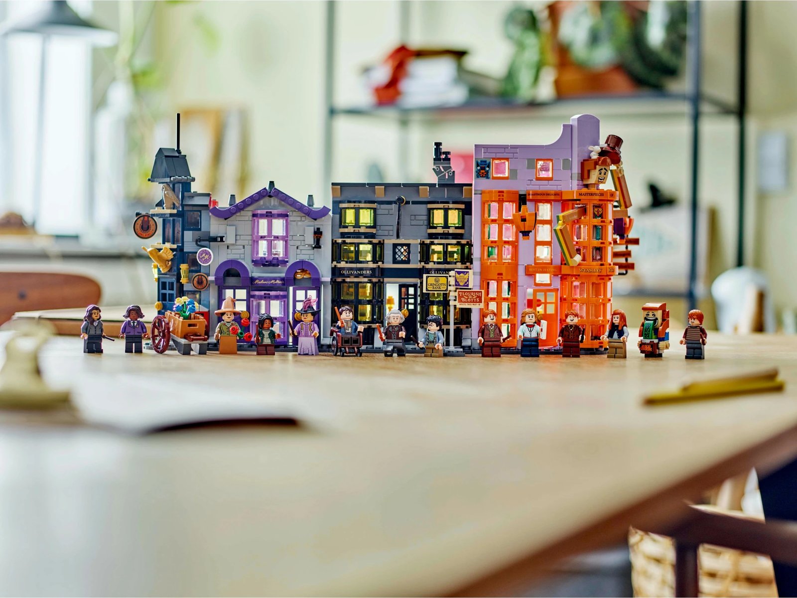 Set ndërtimi LEGO Ollivanders™ & Madam Malkin's Robes, 744 copë, shumëngjyrësh