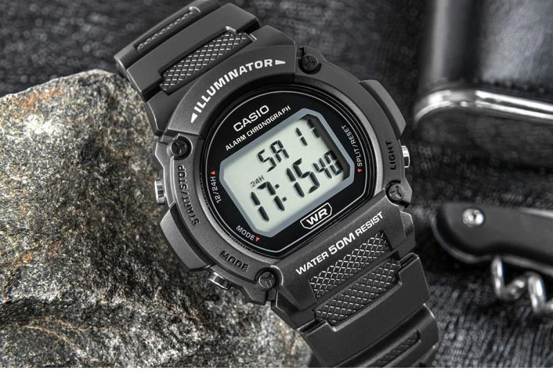 Orë dore për meshkuj CASIO, e zezë