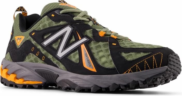 Atlete New Balance, të zeza dhe të gjelbra
