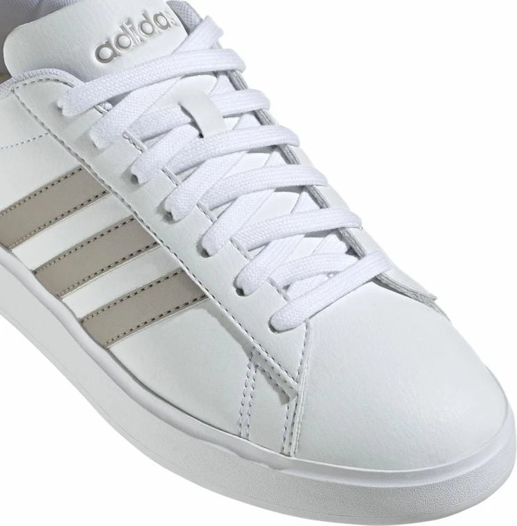Atlete për femra adidas, të bardha