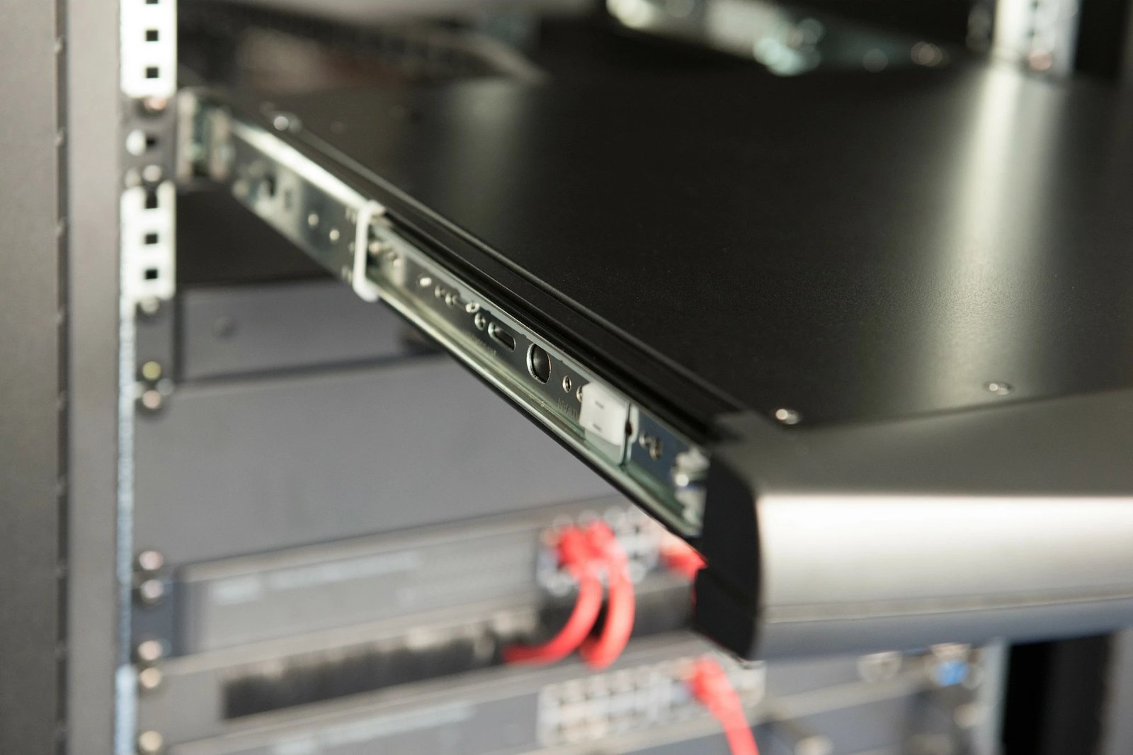 Konsolë KVM Digitus 19", 8 porta, tastierë gjermane, TFT, 1366x768, e zezë