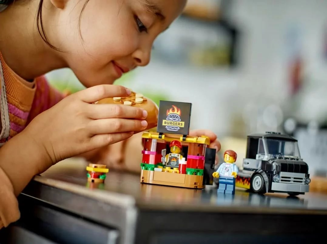 Set LEGO City 60404 Kamion me Burgera, 194 pjesë, plastikë