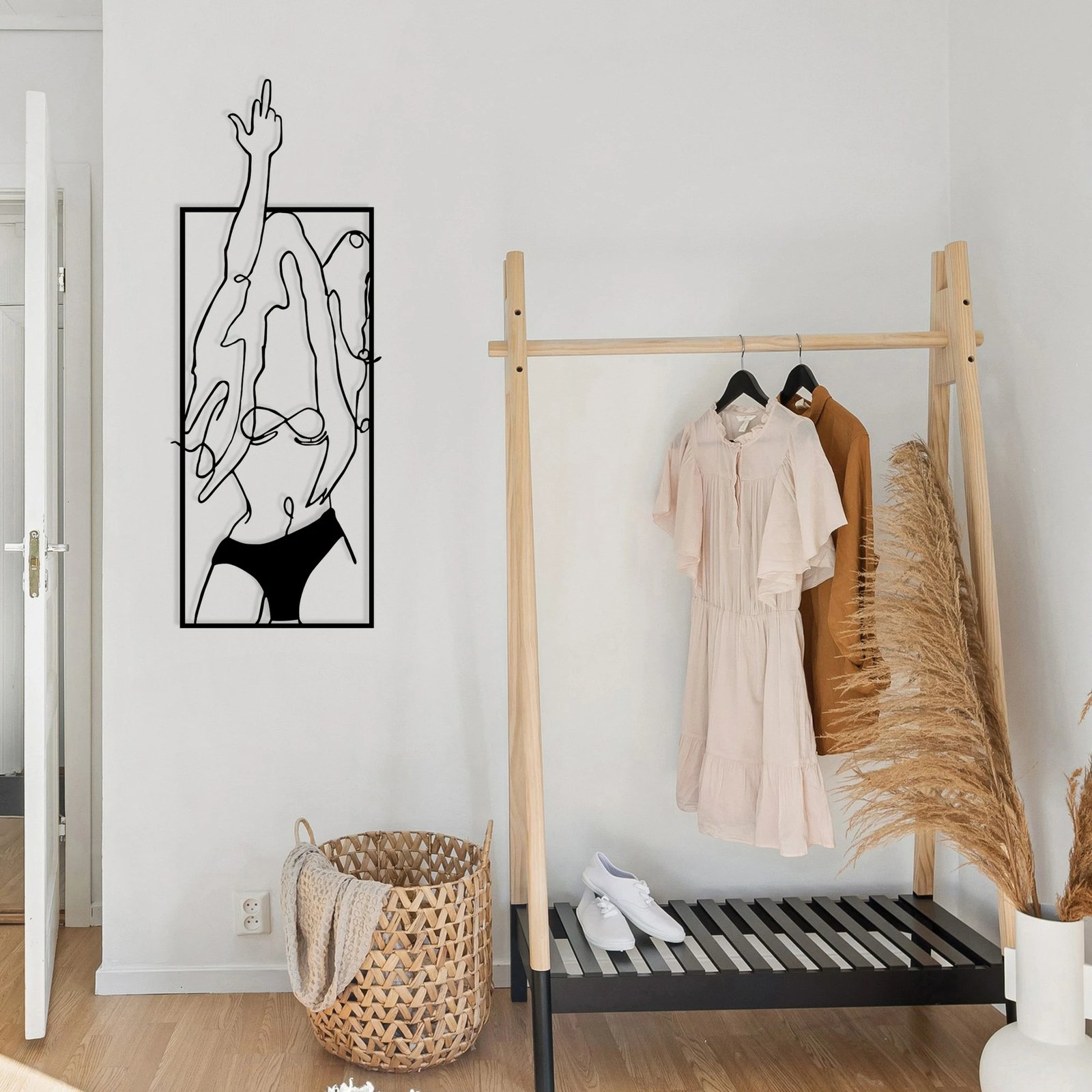 Aksesor dekorativ metalik për mur, Wallity, grua moderne, 24x63cm