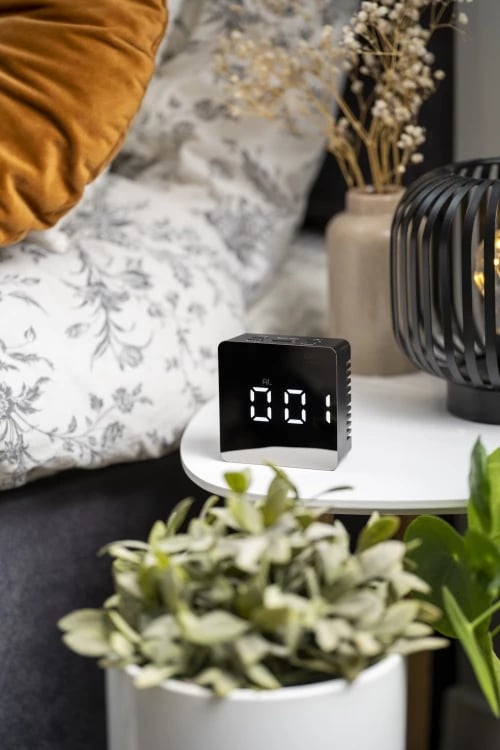 Orë alarmi Adler CR 1150, ekran LED, datë dhe temperaturë, 3 mënyra alarmi, USB + 3x AAA, e zezë