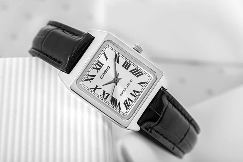 Orë dore Casio për femra, e zezë