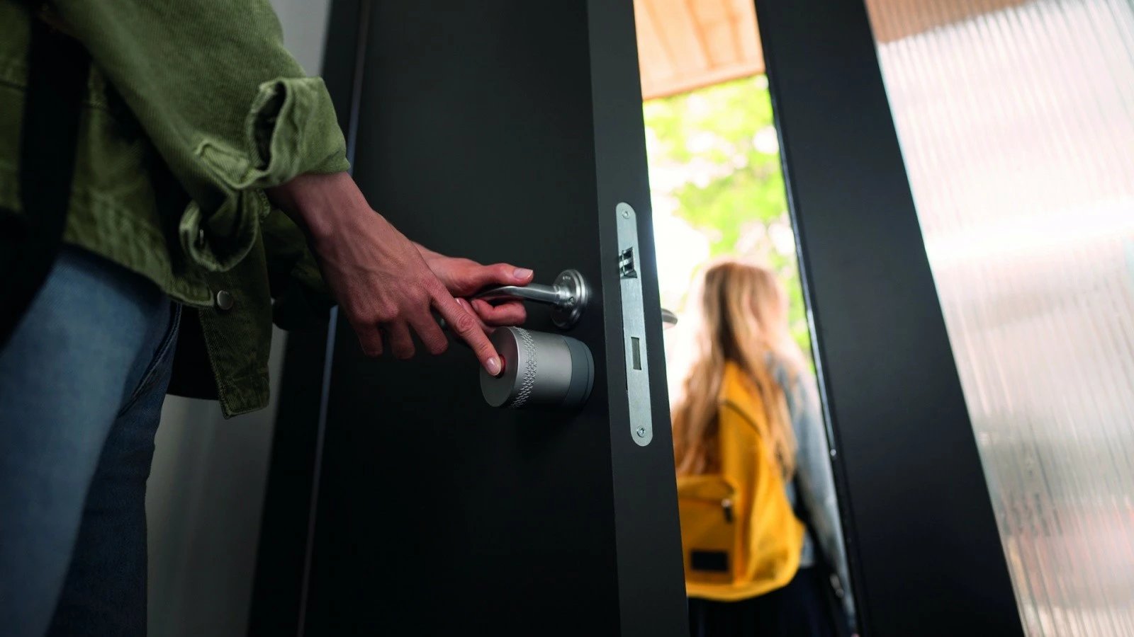 Kyç smart Yale Linus L2 Lite, kompatibil me Matter, Auto-Unlock & KeySense, 3x CR123A, për cilindër Euro Profile, argjendtë