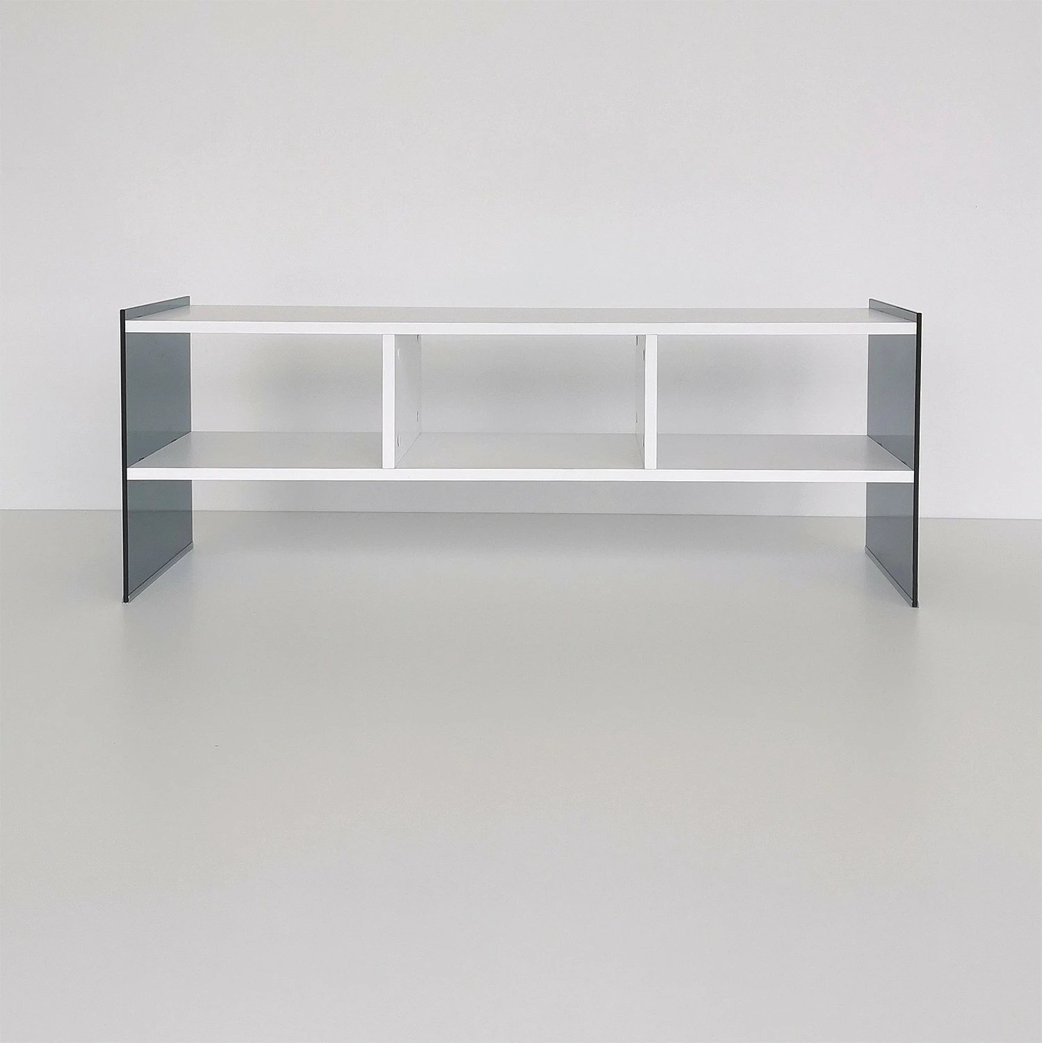 Komodë TV Skye Decor, TV401, e bardhë dhe fume