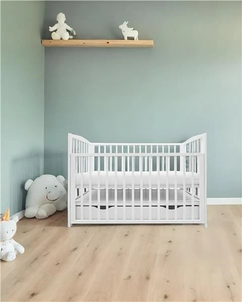 Krevat bebe, New Baby, LILLY, me anësore me ulje dhe sirtar, 120x60 cm, dru pishe, i bardhë